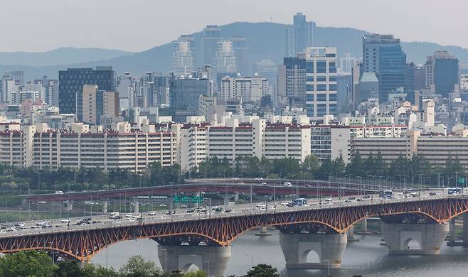서울 응봉산에서 바라온 강남구 압구정동, 청담동 일대 아파트 단지의 모습. /연합뉴스
