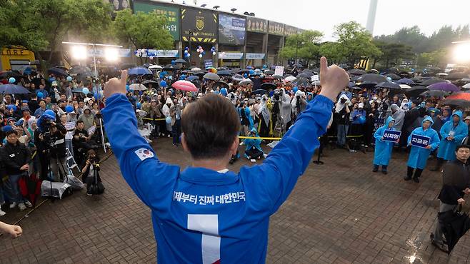 (광양=뉴스1) 안은나 기자 = 이재명 더불어민주당 대통령 후보가 '이순신 호국 벨트' 유세차 15일 오후 전남 여수시 이순신 광장을 찾아 지지를 호소하고 있다. (공동취재) 2025.5.15/뉴스1