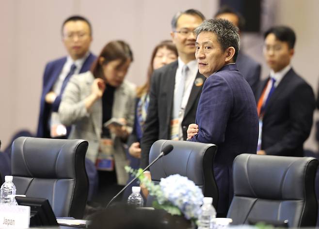 15일 오후 서귀포시 제주국제컨벤션센터에서 열린 APEC 2025 통상장관회의 개회식 직전 리청강 중국 상무부 국제무역담판대표 겸 부부장이 입장하고 있다./연합뉴스