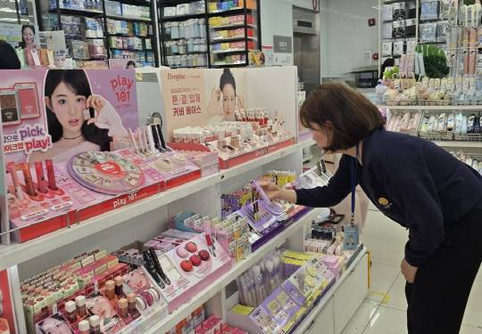 생활용품점 눈화장용 제품류 진열 모습. 충북도 제공