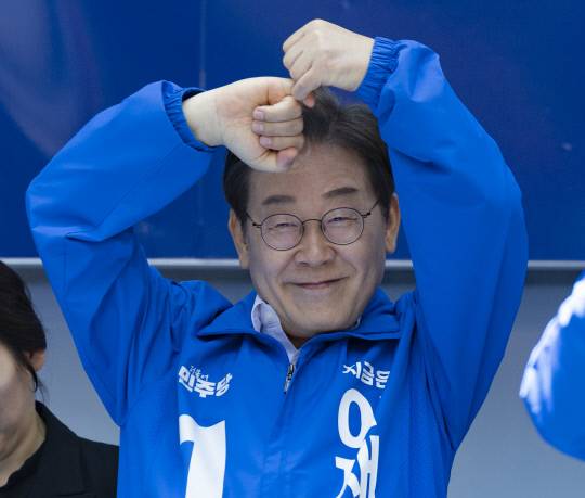 더불어민주당 이재명 대선후보가 14일 부산 부산진구 서면에서 열린 유세에서 부산을 위한 공약을 말한 뒤 약속을 지키겠다는 새끼 손가락 걸기 포즈를 하고 있다. 연합뉴스