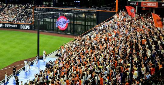 15일 '2025 신한 SOL 뱅크 KBO리그' 한화이글스와 두산베어스 3차전 경기에서 팬들이 열띤 응원을 펼치고 있다. 이성현 기자