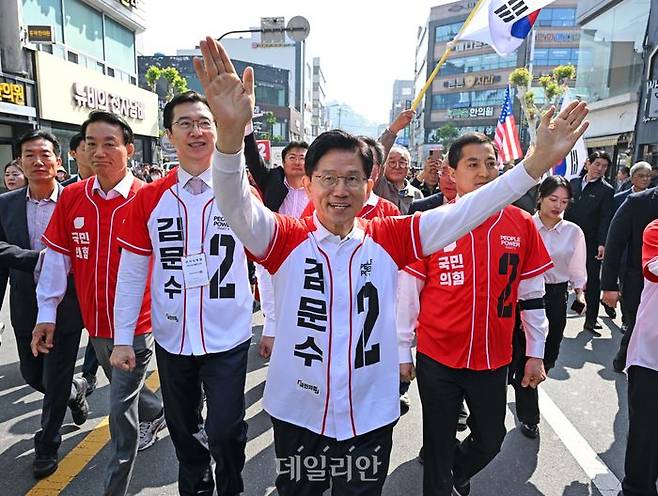 김문수 국민의힘 대선 후보가 14일 경남 진주시 진주광미사거리에서 열린 유세에서 서일준·강민국·박대출 의원 등과 함께 시민들에게 인사하고 있다. ⓒ데일리안 방규현 기자