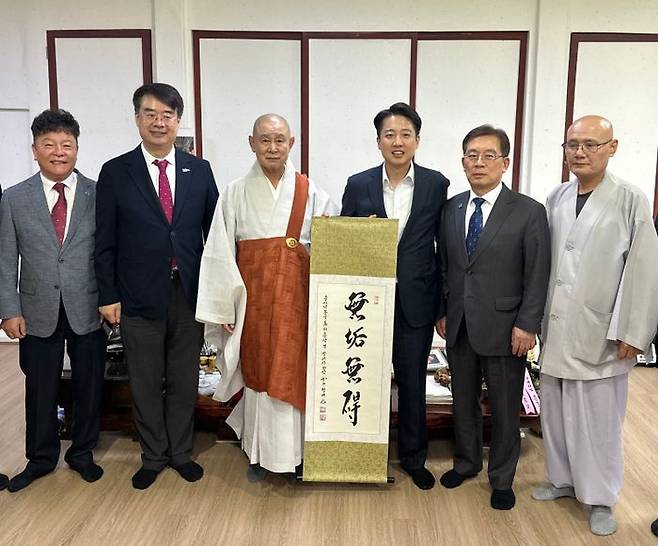 이준석 개혁신당 대선 후보는 14일 부산 금정구 범어사 안양암에서 방장 정여스님으로부터 '무구무애'(無垢無碍, 인생을 살면서 허물이 없어 걸릴 것이 없다)라고 적힌 족자를 선물 받았다. ⓒ이준석 캠프