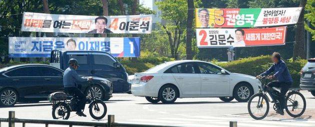 전북 전주시 백제대로에 각당 대선 후보들의 현수막이 붙어 있다. ⓒ뉴시스