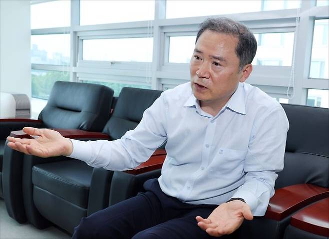 최철호 시청자미디어재단 이사장이 13일 오후 서울 여의도 시청자미디어재단에서 데일리안과 인터뷰를 하고 있다. ⓒ데일리안 홍금표 기자