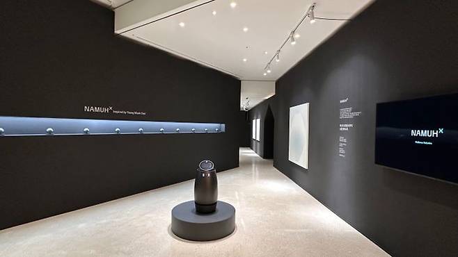 로보틱스를 통한 웰니스 혁신을 추구하는 브랜드, 나무엑스(NAMUHX)가 7월 출시하는 웰니스 로봇. 출시 기념으로 달항아리 작품으로 유명한 최영욱 작가와 함께 협업 특별 전시를 오는 7월 23일까지 진행한다. 이번 전시는 그랜드 워커힐 서울, 비스타 워커힐 서울, 서울 종로구에 위치한 삼일빌딩 3곳에서 동시 진행된다.ⓒ나무엑스