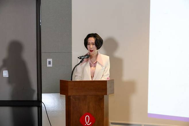 지난 14일 서울 송파구 롯데월드타워에 위치한 신격호 기념관에서 진행된 '2025 독립유공자 후손 장학증서 수여식'에서 롯데장학재단 장혜선 이사장이 축사를 하고 있다.ⓒ롯데장학재단