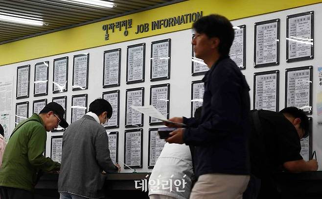 지난 14일 서울 마포구 서부고용복지플러스센터 일자리 정보 게시판에서 구직자들이 이력서를 작성하고 있다. ⓒ뉴시스