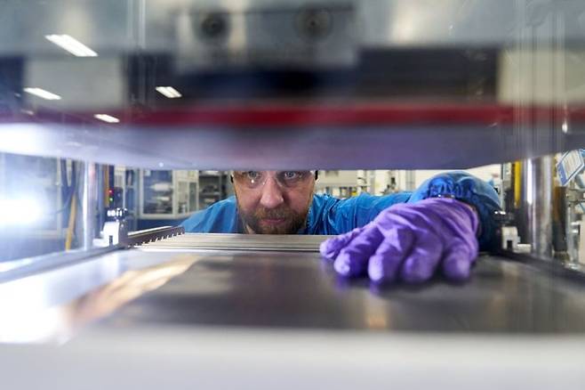 GM배터리 기술자가LMR배터리 셀 시제품 제작을 위해 음극 샘플의 전극을 정렬하고 있다. ⓒGM