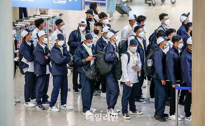 인천국제공항 제1터미널 입국장에서 미얀마에서 온 외국인근로자들이 입국하고 있다. ⓒ뉴시스