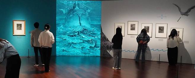 인천 연수구 송도국제도시에 있는 국립세계문자박물관을 찾은 관람객들이 프랑스의 삽화가 귀스타브 도레의 작품을 감상하고 있다. 이 특별전은 8월 17일까지 열린다. 세계문자박물관 제공