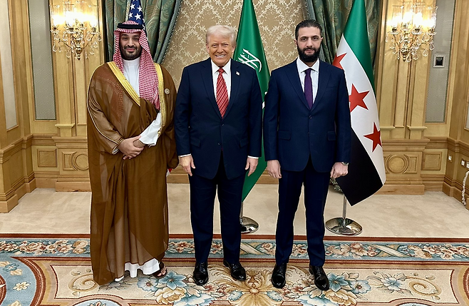 무함마드 빈 살만 사우디아라비아 왕세자, 도널드 트럼프 미국 대통령, 아흐마드 알 샤라 시리아 임시 대통령(왼쪽부터)이 14일(현지 시간) 사우디 수도 리야드에서 회동했다. 하루 전 시리아에 대한 제재를 해제하겠다고 밝힌 트럼프 대통령은 이날 샤라 대통령에게 이스라엘과 수교하는 ‘아브라함 협정’에 참여하라고 촉구했다. 
사진 출처 캐럴라인 레빗 
미국 백악관 대변인 ‘X’