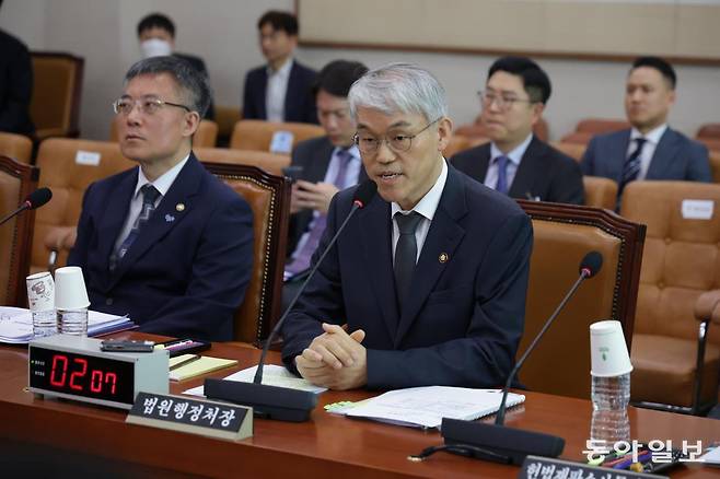 천대엽 법원행정처장이 14일 오전 서울 여의도 국회 법제사법위원회에서 의원 질의에 답하고 있다. 박형기 기자 oneshot@donga.com