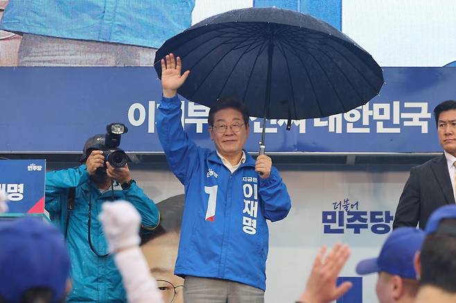 이재명 더불어민주당 대통령 후보가 ‘이순신 호국 벨트’ 유세차 15일 전남 광양시 전남드래곤즈구장 북문을 찾아 지지자들에게 인사하고 있다. (공동취재) 2025.5.15/뉴스1