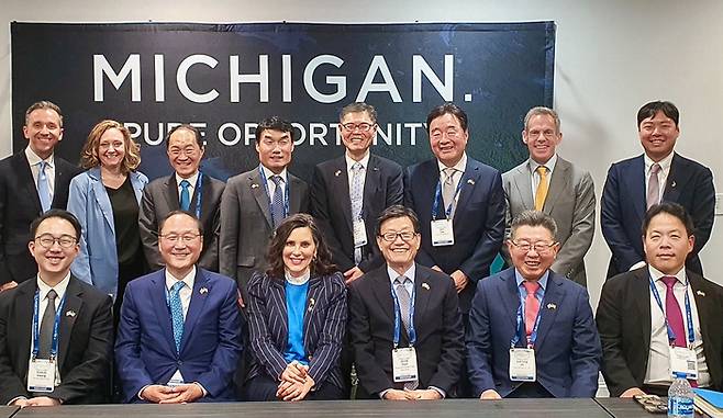 미국 워싱턴 D.C.에서 개최된 '셀렉트 USA'에서 12일(화, 현지시간) 한국무역협회 경제협력사절단이 그레첸 휘트먼 미시간 주지사와 면담을 마치고 기념 촬영을 하고 있다.첫 번째줄 왼쪽 첫번째부터 황은석 주성엔지니어링㈜ 사장, 최명배 ㈜엑시콘 회장, 그레첸 휘트머 미시간 주지사, 윤진식 한국무역협회 회장, 오석송 ㈜메타바이오메드 회장, 이동섭 일진그룹 회장
