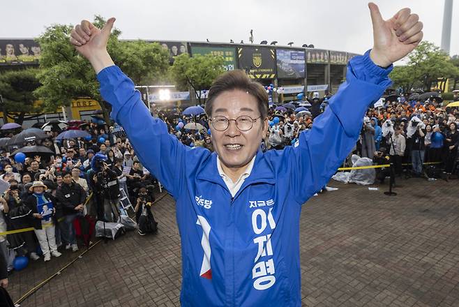 더불어민주당 이재명 대선후보가 15일 전남 광양시 전남드래곤즈축구장 북문 앞에서 열린 유세에서 엄지를 들어 보이고 있다.