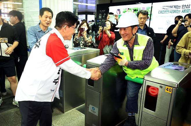국민의힘 김문수 대선 후보가 15일 서울 구로구 신도림역을 찾아 시민에게 지지를 호소하며 인사하고 있다.  [공동취재]