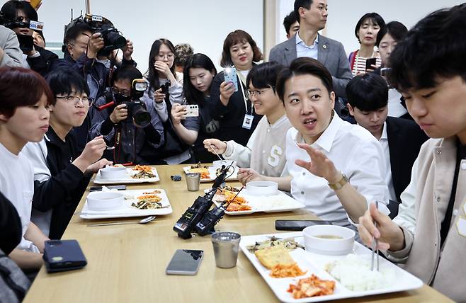 개혁신당 이준석 대선 후보가 15일 서울교육대학교에서 진행한 '학식먹자 이준석' 행사에서 학생들과 점심을 먹으며 대화를 나누고 있다. 연합뉴스