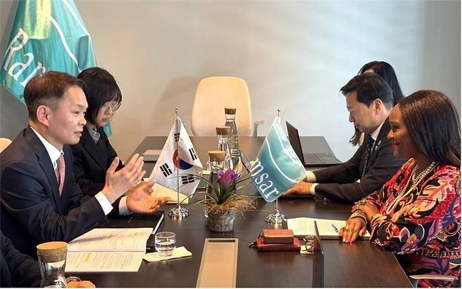 이병화 환경부 차관이 지난 13일(현지시간) 스위스에서 무손다 뭄바 람사르협약 사무총장과 양자면담을 했다. 사진출처 : 환경부