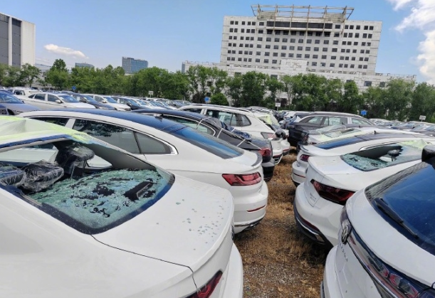 우박 피해 입은 차량들. 사진=웨이보 캡처