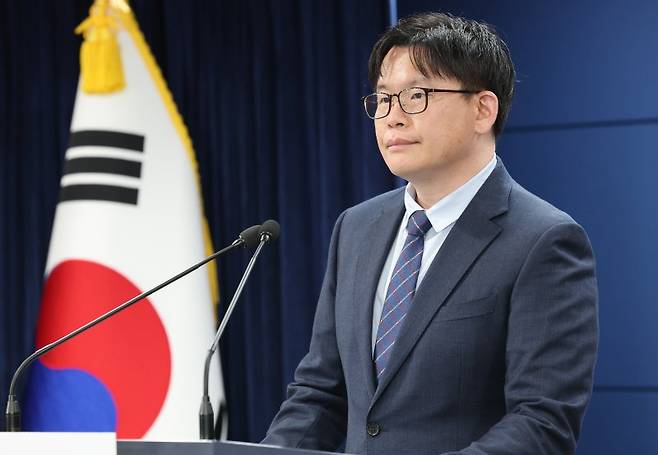 (서울=뉴스1) 임세영 기자 = 전승재 개인정보보호위원회 조사3팀장이 15일 서울 종로구 정부서울청사에서 열린 개인정보위 제11차 전체회의 결과 브리핑에서 AI 디지털교과서 사전 실태점검 결과를 발표하고 있다. 2025.5.15/뉴스1 /사진=뉴스1화상