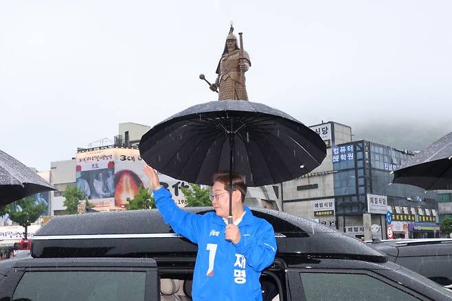 [여수=뉴시스] 권창회 기자 = 이재명 더불어민주당 대선 후보가 15일 전남 여수시 이순신광장에서 열린 집중유세에 참석하기 위해 차에서 내리며 인사하고 있다. 2025.05.15. kch0523@newsis.com /사진=뉴시스