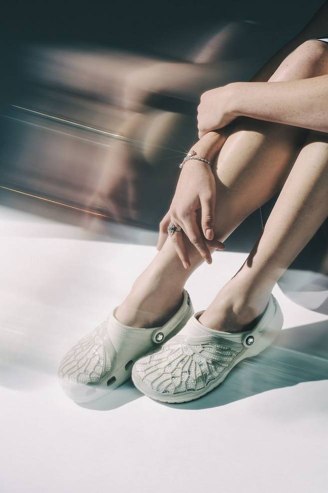 스와로브스키® x 크록스 클래식 클로그. 크록스 제공