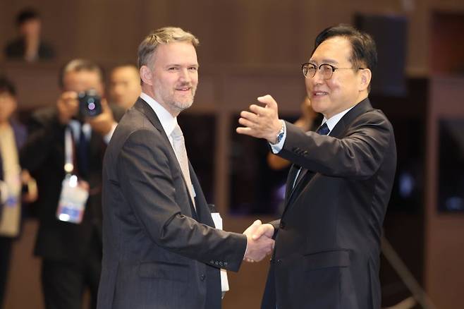 美 USTR 대표 만난 정인교 본부장. 정인교 산업통상자원부 통상교섭본부장(오른쪽)과 제이미슨 그리어 미국 무역대표부(USTR) 대표가 15일 제주 서귀포시 제주국제컨벤션센터(ICC)에서 진행된 아시아태평양경제협력체(APEC) 통상장관회의 개막식에서 기념촬영을 하고 있다. 연합뉴스