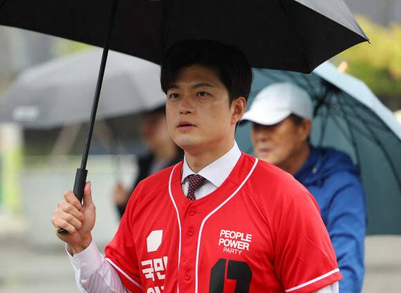 국민의힘 비상대책위원장으로 내정된 김용태 공동선거대책위원장이 15일 오전 김문수 대선 후보의 유세를 돕기 위해 서울 구로구 신도림역 입구로 향하고 있다. 연합뉴스