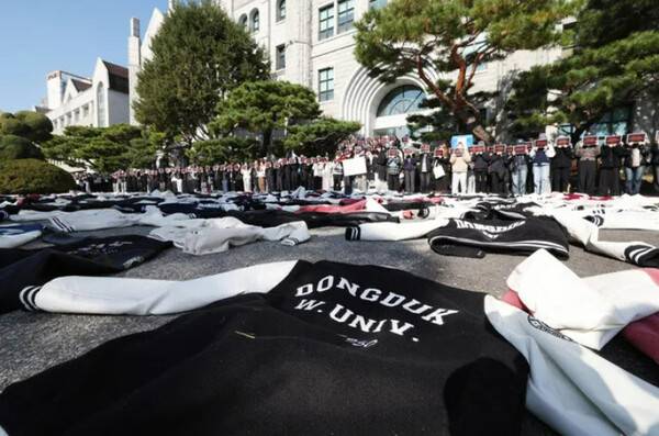 지난해 11월12일 오전 서울 성북구 동덕여자대학교 본관 앞에 학생들이 학교 측의 남녀공학 전환 논의를 규탄하며 과 점퍼를 벗어놓고 있다. 신소영 기자 viator@hani.co.kr