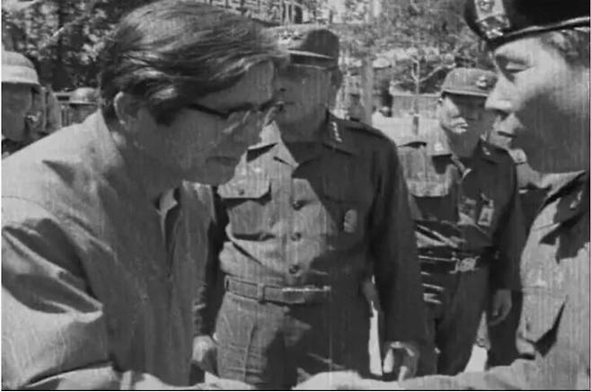 1980년 5월27일 옛 전남도청 진압작전을 끝낸 뒤 정호용 특전사령관(오른쪽)이 장형태 전남도지사와 악수하고 있다. 5·18기록관 제공