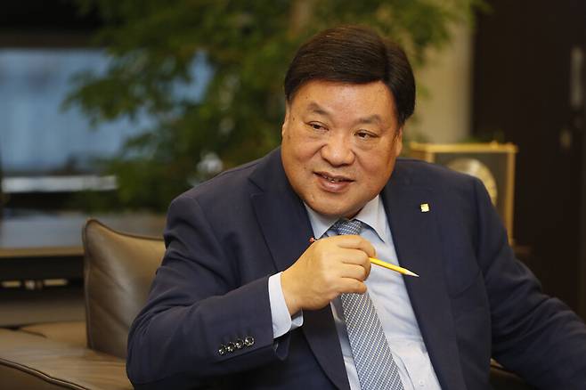 2020년 11월 서정진 셀트리온 회장이 서울 서초구 잠원동 셀트리온스킨큐어 회장실에서 한겨레와 인터뷰하고 있다. 이정아 기자 leej@hani.co.kr