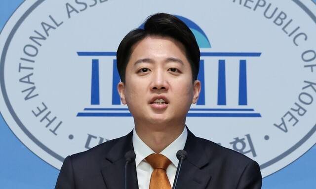 이준석 개혁신당 대통령 후보가 제21대 대통령 선거 공식 선거운동 첫날인 12일 서울 여의도 국회 소통관에서 선거 구상 발표를 하고 있다. 연합뉴스