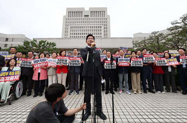 김문수 국민의힘 대통령 후보가 15일 서울 서초구 대법원 앞에서 열린 사법부 수호 및 더불어민주당 규탄대회에서 발언하고 있다. 연합뉴스