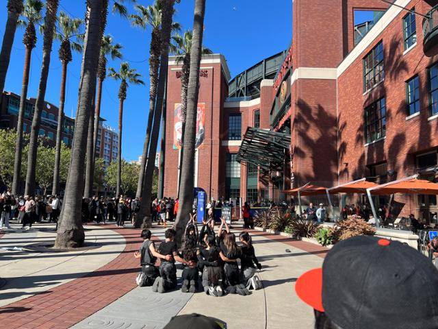 13일 미국 캘리포니아주 샌프란시스코 오라클 파크 앞에서 샌프란시스코와 애리조나 경기 전 한인 댄스팀이 케이팝 댄스 공연을 하고 있다. 샌프란시스코 총영사관 제공