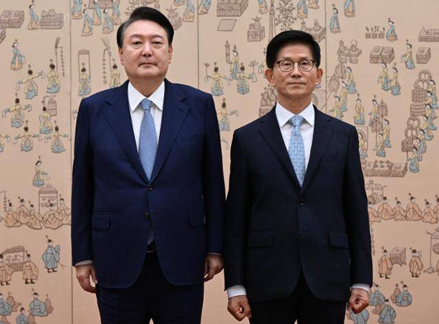 지난해 8월 30일 윤석열(왼쪽) 당시 대통령이 서울 용산 대통령실에서 김문수 고용노동부 장관에게 임명장을 수여한 후 기념촬영을 하고 있다. 왕태석 선임기자