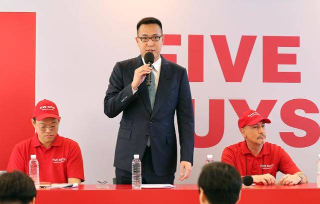 2023년 6월 당시 김동선 한화갤러리아 전략본부장이 서울 서초구 강남대로 파이브가이즈 강남에서 열린 브랜드 설명회에서 인사말을 하고 있다. 뉴스1