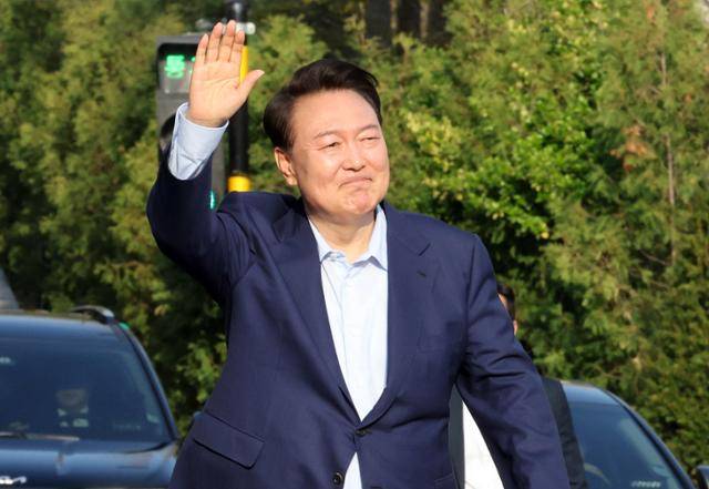 윤석열 전 대통령이 헌법재판소 파면 결정 후 일주일 만인 지난달 11일 오후 서울 용산구 한남동 대통령 관저를 떠나며 지지자들에게 손을 흔들어 인사하고 있다. 뉴스1