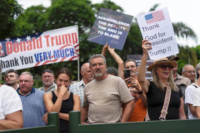 2월 15일 남아프리카공화국의 수도 프리토리아의 주남아공 미국대사관 앞에서 현지 백인 시민들이 도널드 트럼프 미국 대통령 지지 집회를 하고 있다. 프리토리아=AP 연합뉴스