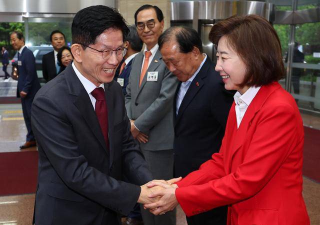 김문수(앞줄 왼쪽) 국민의힘 대선 후보가 15일 '자랑스러운 중소기업인협의회 조찬 강연'이 열린 서울 영등포구 중소기업중앙회에 도착해 나경원(오른쪽) 공동선거대책위원장과 악수하고 있다. 연합뉴스