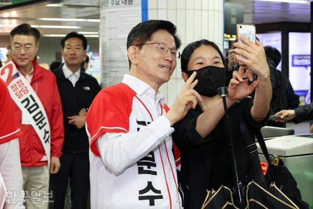 김문수 국민의힘 대선 후보가 15일 서울 구로구 신도림역에서 시민들에게 출근길 인사를 하던 도중 한 시민과 '셀카' 촬영을 하고 있다. 하상윤 기자