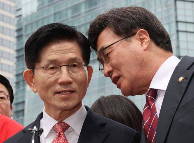 김문수(왼쪽) 국민의힘 대선 후보가 13일 부산국제금융센터(BIFC)에서 산업은행 이전 관련 현장방문에 나서 김대식 의원과 이야기를 나누고 있다. 연합뉴스