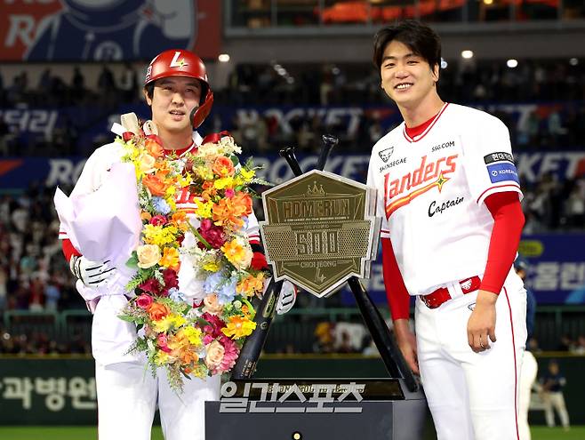 2025 KBO리그 프로야구 SSG 랜더스와 NC 다이노스의 경기가 13일 오후 인천SSG랜더스필드에서 열렸다. 6회말 2사 1루 최정이 통산 500호 홈런을 치고 홈인 후 기념행사를 갖고 김광현에게 축하꽃다발을 받은 후 함께 포즈를 취하고 있다. 인천=김민규 기자 /2025.05.13/