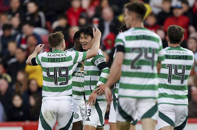 <yonhap photo-2264=""> Celtic's Yang Hyun-Jun, second from left, celebrates with teammates after scoring their side's second goal of the game during a Scottish Premiership soccer match against Aberdeen, Wednesday, May 14, 2025, at Pittodrie Stadium in Aberdeen, Scotland. (Andrew Milligan/PA via AP) UNITED KINGDOM OUT; NO SALES; NO ARCHIVE; PHOTOGRAPH MAY NOT BE STORED OR USED FOR MORE THAN 14 DAYS AFTER THE DAY OF TRANSMISSION; MANDATORY CREDIT/2025-05-15 05:55:40/ <저작권자 ⓒ 1980-2025 ㈜연합뉴스. 무단 전재 재배포 금지, AI 학습 및 활용 금지></yonhap>