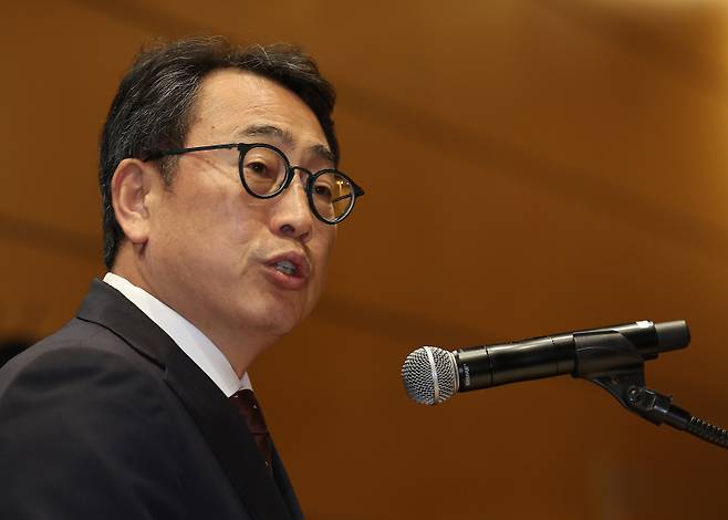 <yonhap photo-4640="">유영상 SK텔레콤 대표이사가 지난 2일 서울 중구 SKT타워에서 열린 유심 정보 유출 관련 일일 브리핑에서 발언하고 있다. 연합뉴스</yonhap>