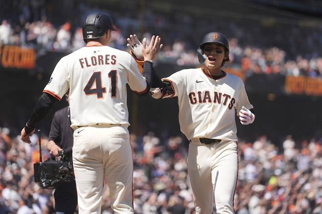 <yonhap photo-3516=""> 이정후(오른쪽) AP=연합뉴스</yonhap>