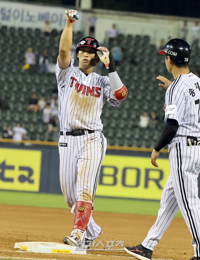 14일 오후 잠실야구장에서 열린 2025 프로야구 키움과 LG 경기. LG 송찬의가 8회 1타점 적시타를 날리고 기뻐하고있다. 잠실=정시종 기자 capa@edaily.co.kr