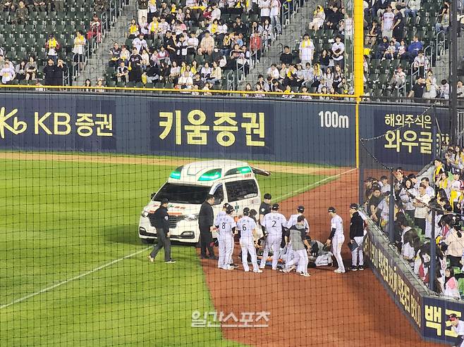 홍창기가 수비 중 동료와 충돌해 부상을 당한 뒤 병원으로 이송됐다. IS포토