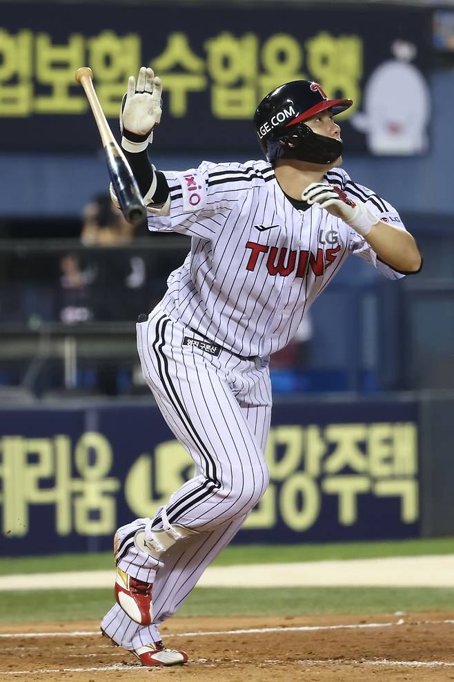 LG 홍창기가 13일 잠실 키움전에서 타격하고 있다. 구단 제공